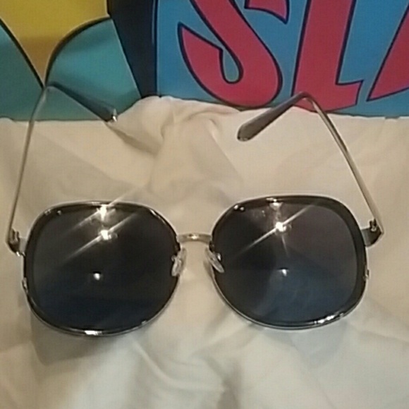 Large Rim Sunglasses - Picture 4 of 4